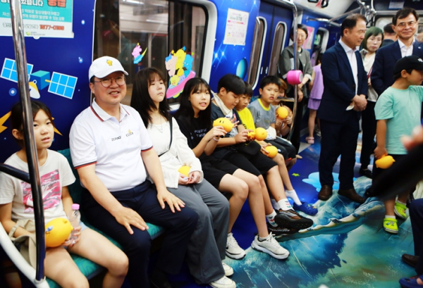 꿈씨 테마열차 내부 관람 _상상고래와 우주여행 테마열차 (시장님과 인생컷 찍기)