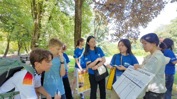 순천향대 작업치료학과 재학생들이 PRE-GRP 프로그램에서 독일 현지인 대상 설문조사를 실시하고 있다.