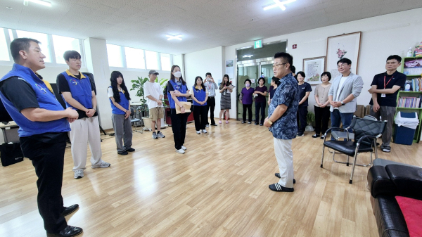 사회공헌의 중요성과 공기업의 참여 효과에 대해 설명하는 김부유 회장