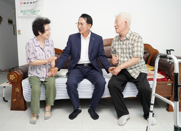 이완섭 서산시장이 독립유공자의 유족을 찾아 위문했다.(최장훈 씨 댁)