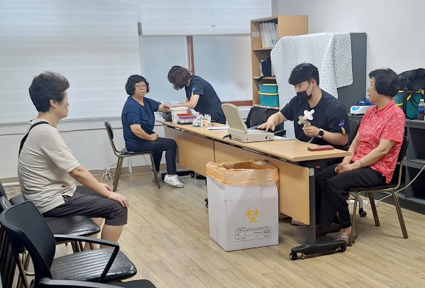 지난 7월 25일 남면 인공지능융합산업진흥원에서 진행된 건강검진 모습.