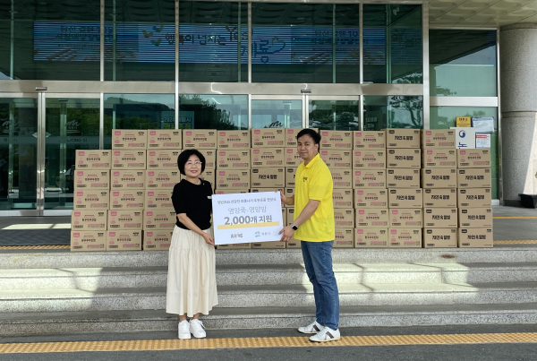 김기월 사회복지과장(왼쪽), 엘빈즈 지원팀 이광주 과장