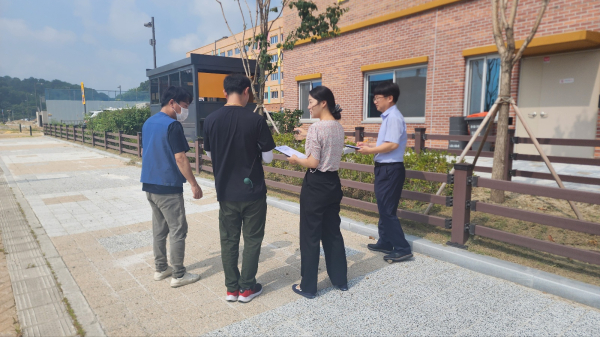 위탁 용역 업체 관계자와 교육청 직원들이 7일에 바른유치원에서 통학로와 교육환경보호구역을 점검하고 있다.