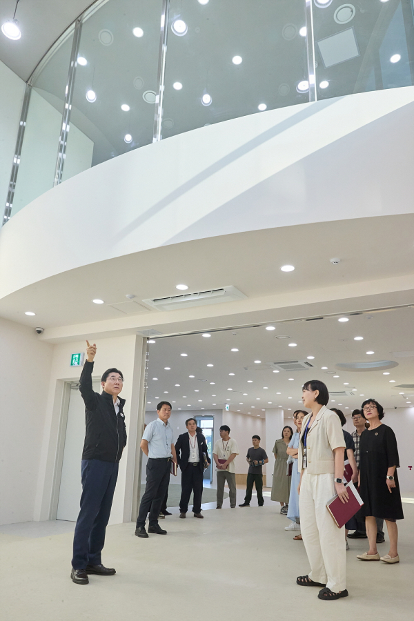 ​월천도서관 현장점검에 나선 박경귀 아산시장 모습​