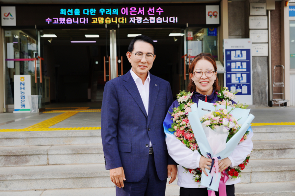 이완섭 서산시장이 시청에서 사격 이은서 선수의 귀국을 환영하고 격려와 응원의 메시지를 전했다.