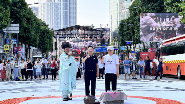 서예퍼포먼스 진행 사진