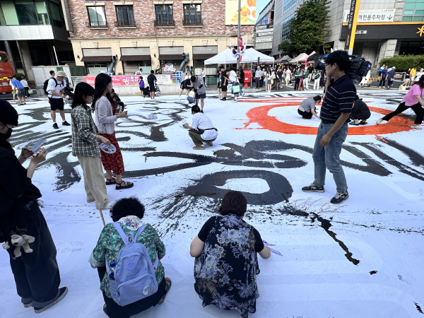 서예퍼포먼스 진행 사진