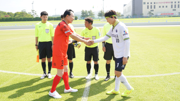 서산종합운동장 주경기장에서 진행된 연예인초청 자선 축구 경기 모습