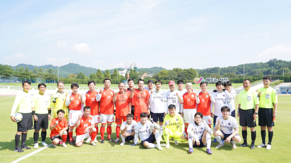 서산종합운동장 주경기장에서 진행된 연예인초청 자선 축구 경기 기념사진