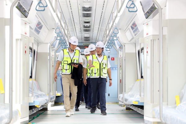 12일, GTX-A 운정차량기지에서 차량 시운전 점검을 하고 있는 이성해 국가철도공단 이사장(맨 앞 오른쪽)