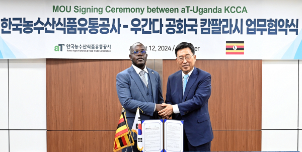 한국농수산식품유통공사-우간다 MOU * 김춘진 한국농수산식품유통공사 사장(오른쪽), 우간다 버나드 아더 루지 대통령 특사(왼쪽)