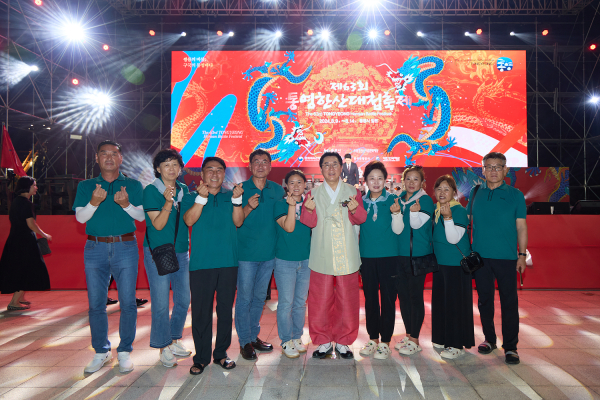 아산시새마을회와 박경귀아산시장이 개막식 기념사진