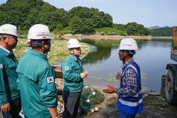 윤석대 한국수자원공사 사장(가운데)이 13일, 충청북도 옥천군 석호리에 위치한 대청호 부유물 처리 작업장에서 현장 점검을 하고 있다.
