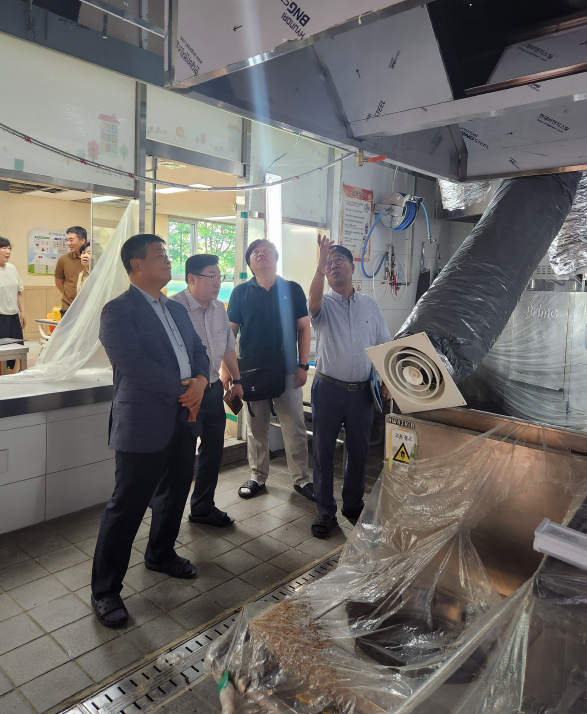학교급식 조리실 환기설비 개선공사 중인 천안버들유치원을 찾아 공사진행사항 점검 모습