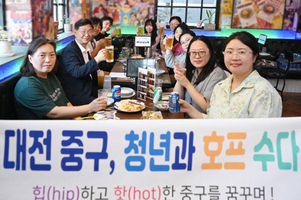 지난 13일, 김제선 중구청장이 청년네트워크 회원 및 중구 청년들과 격의 없는 소통을 위한 간담회 진행 기념사진