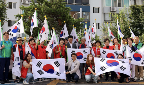 최충규 대덕구청장(사진 가운데)과 대화동 지역 주민들이 지난 9일 나라사랑 태극기 거리 조성 활동을 진행하고 기념사진