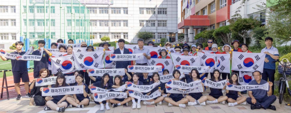 최충규 대덕구청장(사진 가운데)과 대화동 지역 주민들이 14일 신탄진중학교 학생들과 기념사진