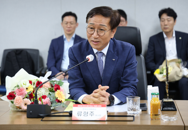 2024년 제1차 윈윈 아너스 기념패 수여식에서 한국수자원공사 류형주 부사장이 수상소감을 밝히고 있다.