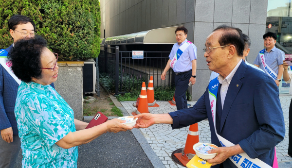 서부농협, 쌀 소비촉진운동 가두 캠페인 진행 모습