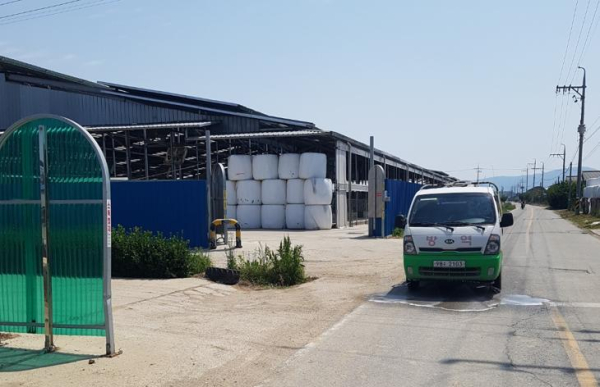 최근  경기 안성의 한 축산농가에서 럼피스킨병이 발병됨에 따라 14일 천안시 공무원들이 천안시 서북구 성환읍 소 사육 밀집 지역을 소독하고 있다.