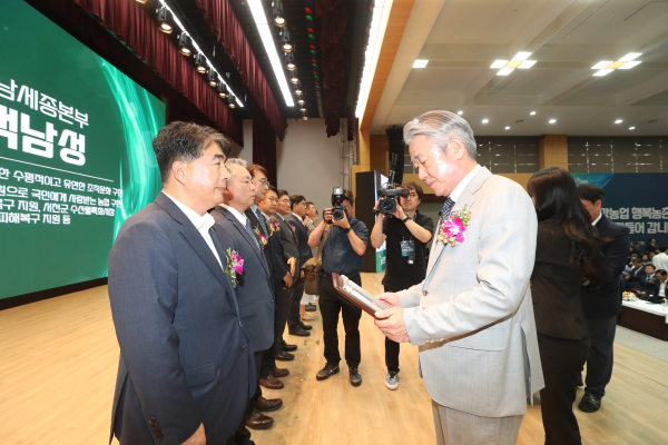 강호동 농협중앙회장(오른쪽)이 백남성 농협중앙회 충남세종본부장(왼쪽)에게 농협 최고 영예의 총화상을 수여하고 있다.