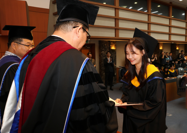 문성제 총장이 석사학위 수여를 하고 있다.(이학석사 이민경)