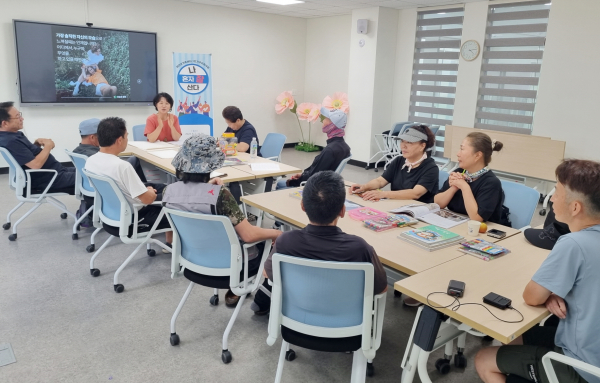 지난 7일 태안군가족센터에서 진행된 ‘나 혼자 잘 산다’ 프로그램 모습.