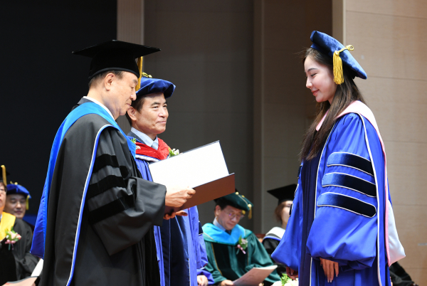 중국인 유학생 왕치 씨가 장종현 총장으로부터 박사학위를 수여받고 있다.