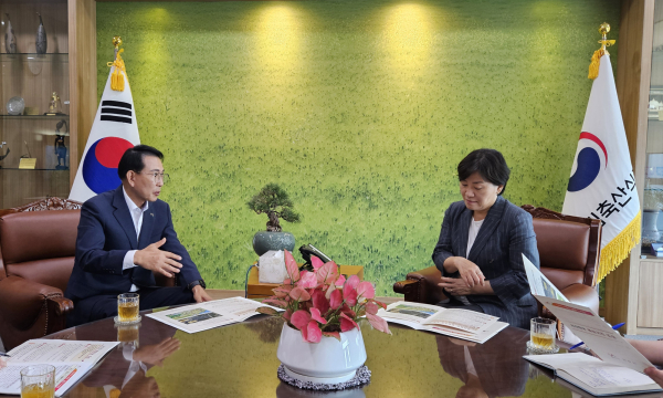 이완섭 서산시장이 농림축산식품부 장관을 만나 지역 농축산 발전 기반을 마련하기 위한 사업들을 소개했다.