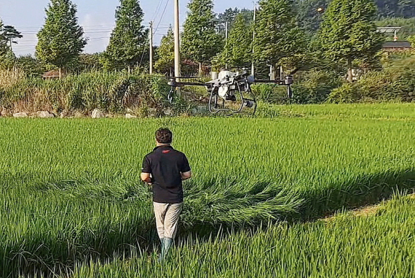지난 12일 태안읍 반곡리에서 농업용 드론 통합 시스템을 통한 항공방제를 시연하는 모습.
