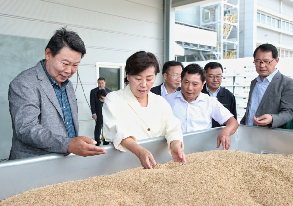 송미령 농림축산식품부장관‘여르미’ 벼 베기 수확 시연회 참석 모습