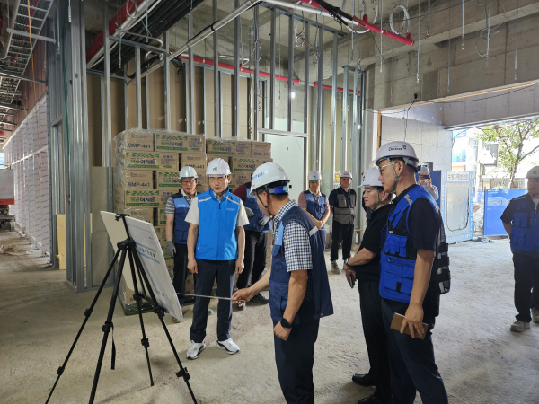 정국영 대전도시공사 사장이 ‘신탄진 다가온 청년주택’ 현장을 점검하고 있다