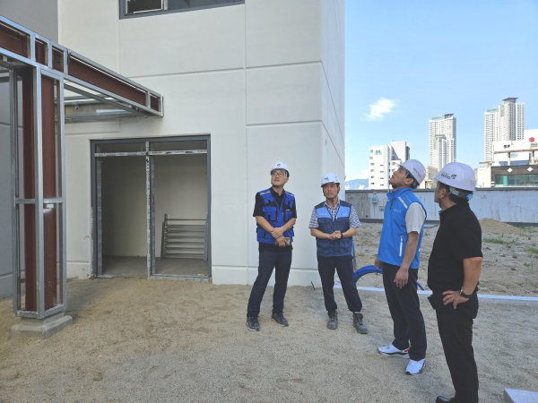 정국영 대전도시공사 사장이 ‘신탄진 다가온 청년주택’ 현장을 점검하고 있다