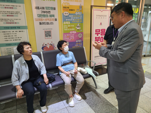 이승원 경제부시장 한솔동 찾아가 이응패스 카드 신청 서비스 현장 방문 모습