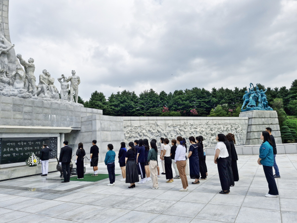 현충원 참배 행사 모습