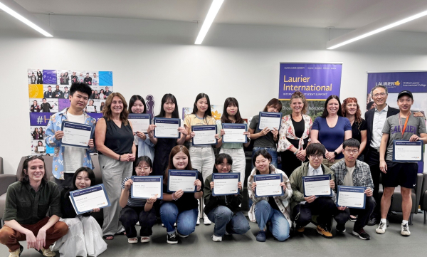 인문사회융합인재양성사업(HUSS) 참여 학생들이 캐나다 윌프리드로리에대학교에서 진행한 글로벌 융합인재 양성 프로그램 수료증을 들고 현지 교수진과 함께 기념촬영