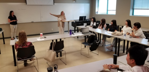 인문사회융합인재양성사업(HUSS) 참여 학생들이 캐나다 윌프리드로리에대학교에서 수업을 듣고 있다.