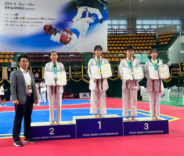 오정중 송가인 입상사진(사진상 왼쪽에서 두번째-은메달)