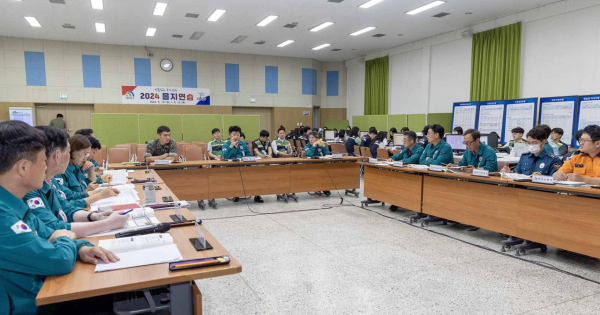 최충규 대덕구청장(사진 가운데)과 관계 기관들이 모여 ‘2024년 을지연습 전시현안과제 토의’를 진행하고 있다