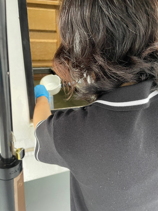 21일 서산시 보건소 직원이 레지오넬라균 검출을 위해 검체를 채취하는 모습