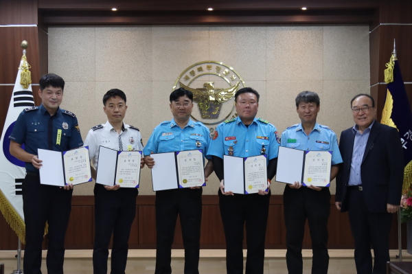 세종시자치경찰위원회는 20일 조치원복숭아축제 기간 안전관리에 힘쓴 경찰관과 모범운전자 회원에게 표창과 감사장을 전달했다.