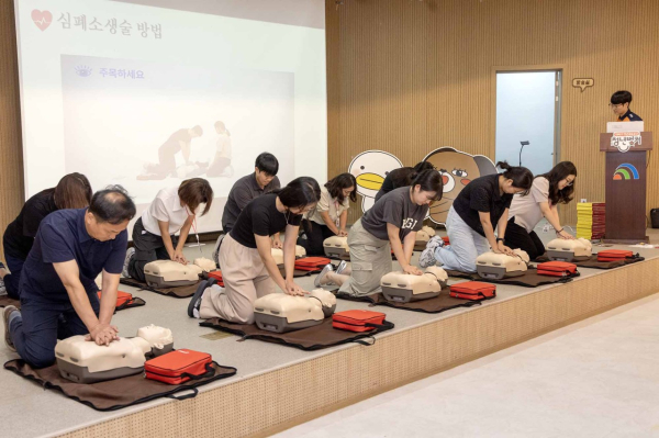구청 직원과 주민들이 심폐소생술 교육을 받고 있다