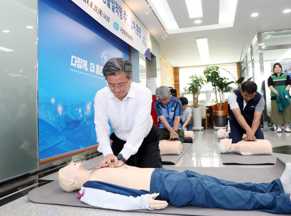 정용래 유성구청장이 22일 구암평생학습센터에서 열린 2024년 을지연습 연계 민방위 대피훈련에서 심폐소생술 실습을 하고 있다.