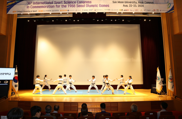 선문대학교 무도학부 학생들이 시범을 보이고 있다.