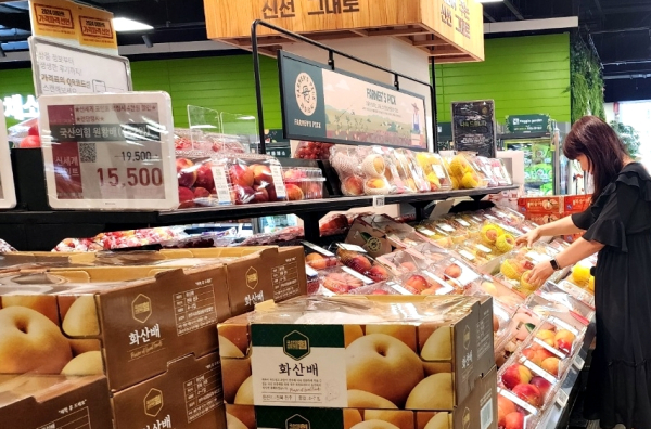 대형유통업체 과일 판매대를 살펴보는 소비자