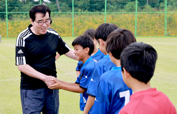 청소년 스포츠 및 문화 교류 (후지사와시 선수단과 악수)