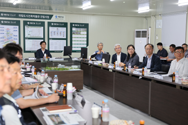 김형렬 행복청장(가운데 테이블)이 취임 1주년을 맞아 도시건축박물관 건설현장에서 공사 추진현황을 점검하고 있다