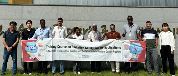 정읍 첨단방사선연구소에 방문한 7개국 현장 체험 교육생 단체 사진