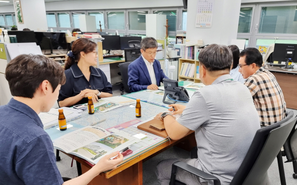 26일 충남도청을 방문한 이주영 부군수 및 태안군·충남도 관계자들 (가운데가 이주영 부군수, 맨 오른쪽이 조진배 도 문화정책과장)