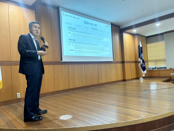 지난 27일, 유길상 한국기술교육대 총장이 보직자를 대상으로 교육하는 모습